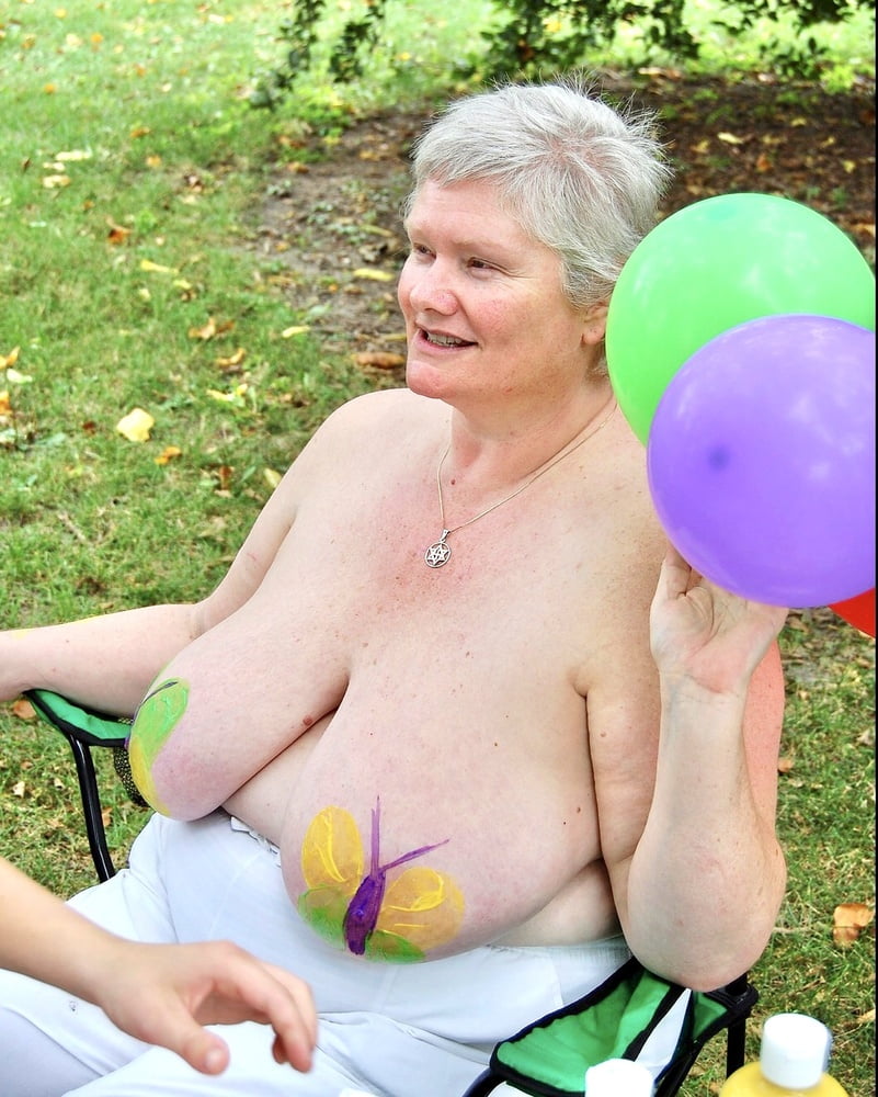 Mamie nudiste montre de beaux seins énormes
 #79906940