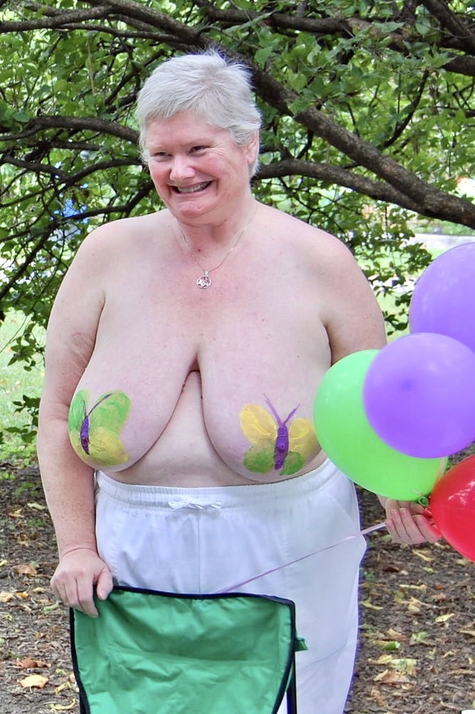 Nudist Oma zeigt schöne riesige Titten
 #79906962