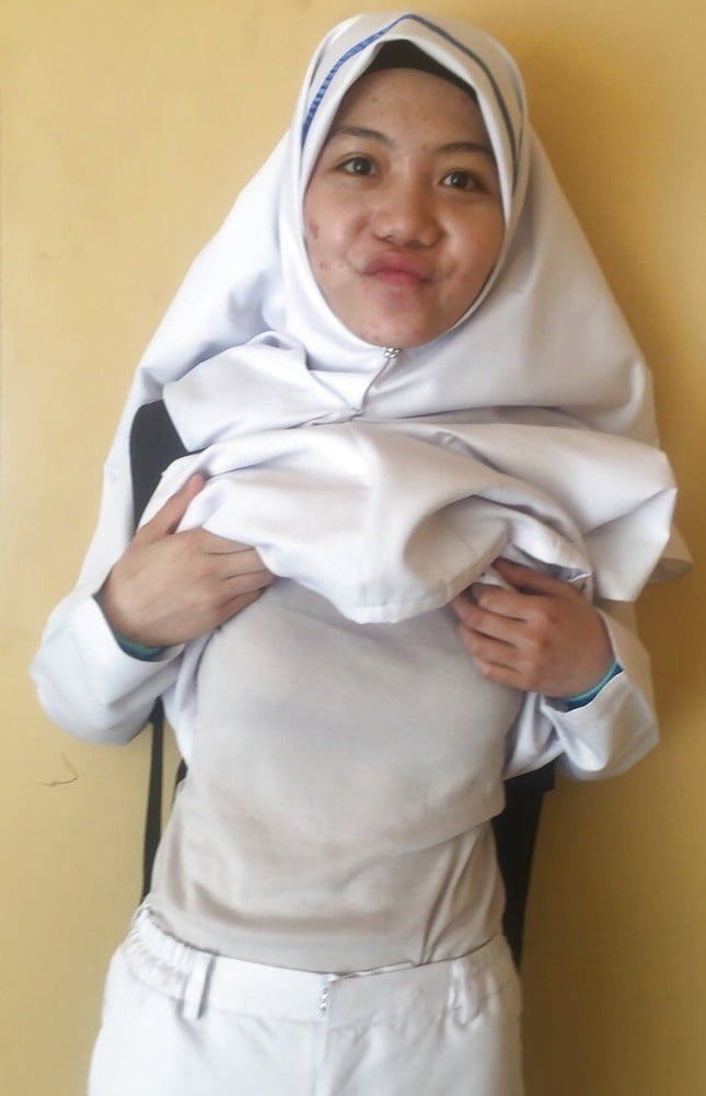 ヒジャブ
 #82327181