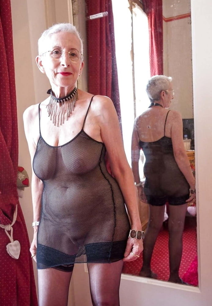 Putas mayores
 #95947865