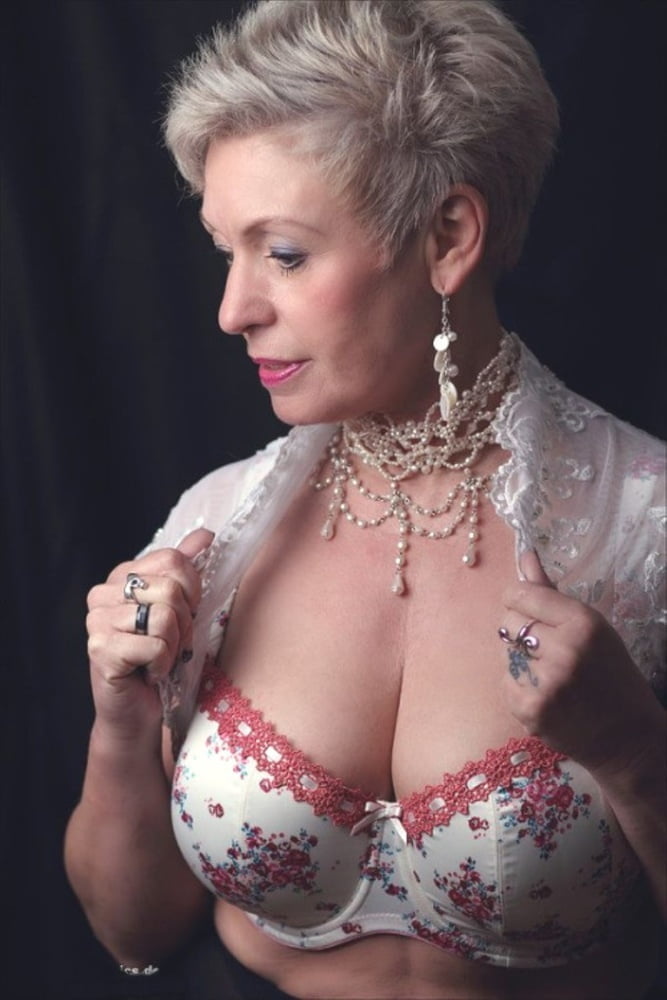 Putas mayores
 #95948523