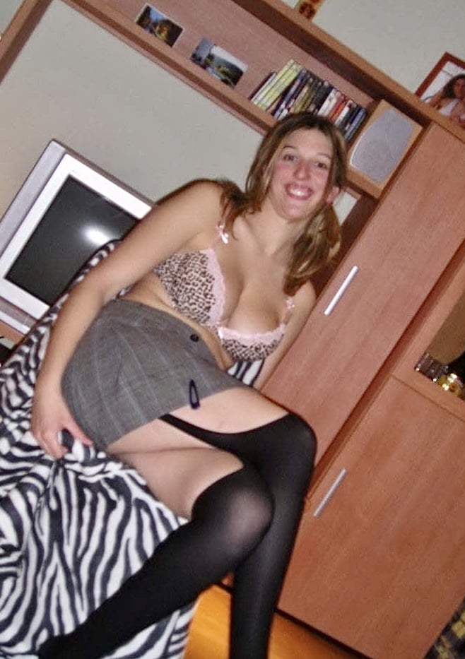 Gros seins et hanches sur chatte poilue et courbée vacances espagnoles milf
 #95819122