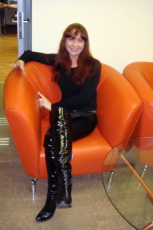 Milfs & gilfs con botas no.1
 #105286127