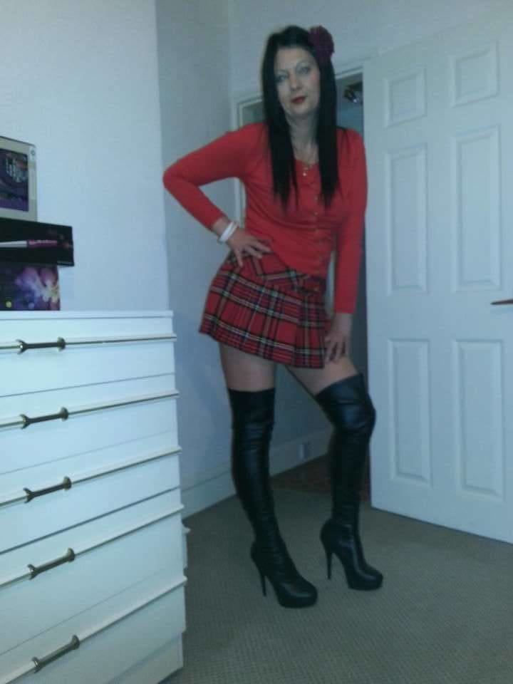 Milfs & gilfs con botas no.1
 #105286144