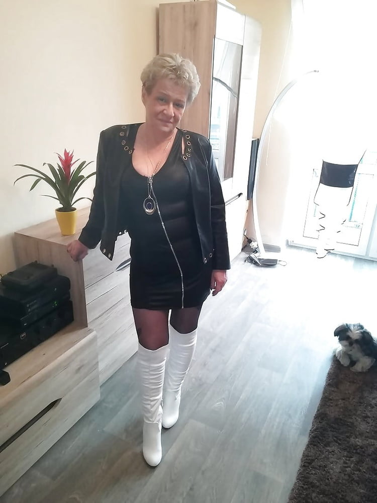 Milfs & gilfs con botas no.1
 #105286166