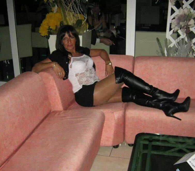 Milfs & gilfs con botas no.1
 #105286175
