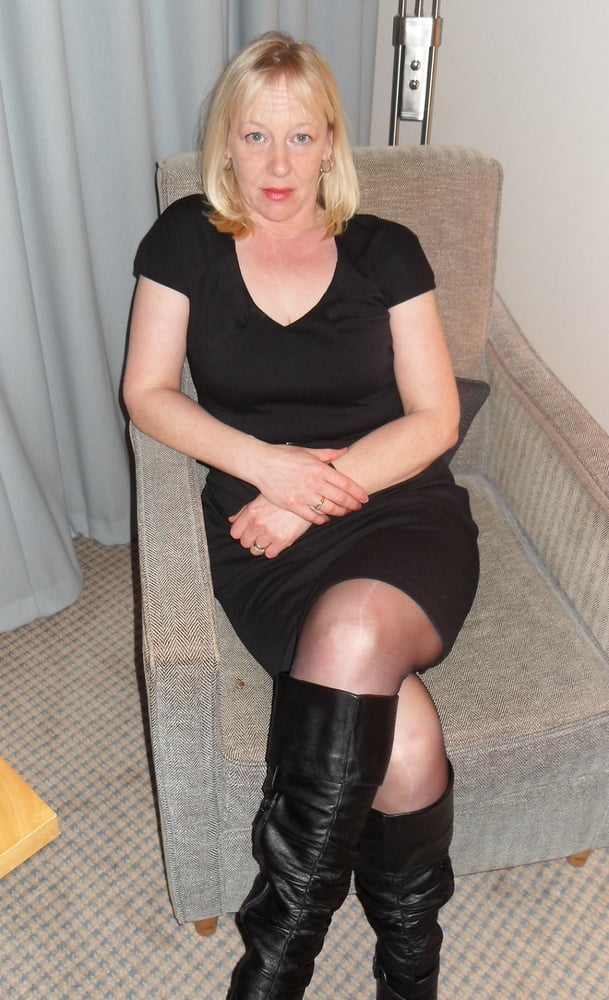 Milfs & gilfs con botas no.1
 #105286238