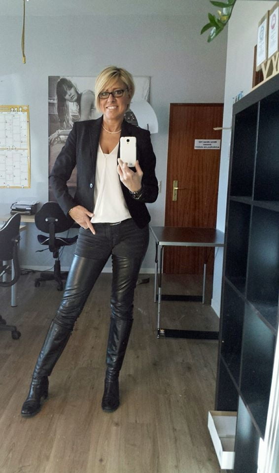 Milfs & gilfs con botas no.1
 #105286244