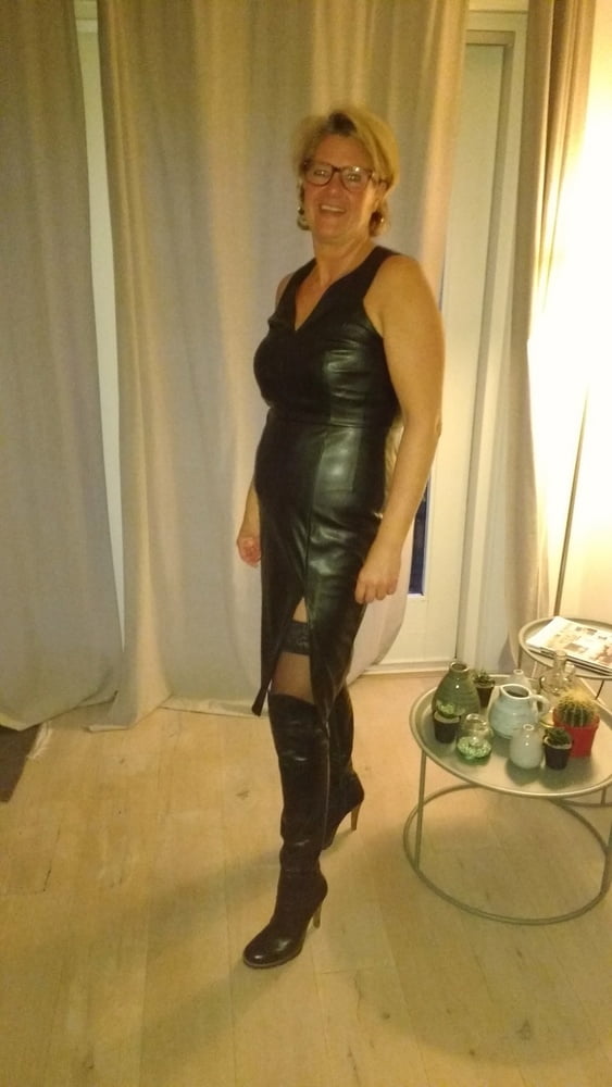 Milfs & gilfs con botas no.1
 #105286268