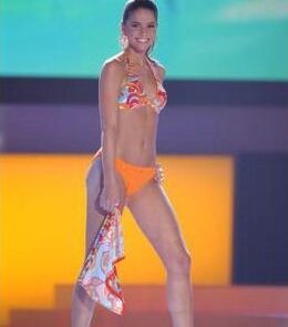 Shelley Hennig desnuda #108438632