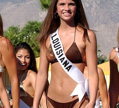 Shelley Hennig desnuda #108438634