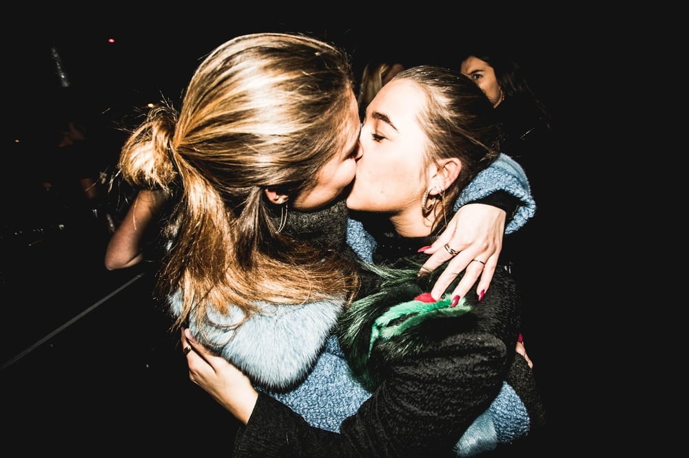 デンマークの酔っ払った女の子たちのパーティーとキス
 #79838145