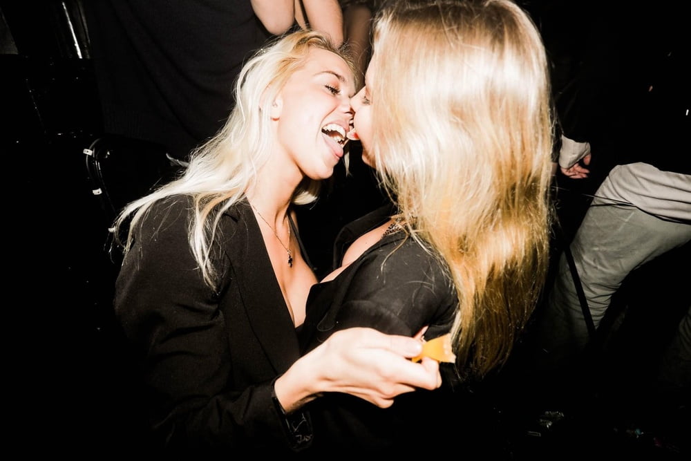 デンマークの酔っ払った女の子たちのパーティーとキス
 #79838173
