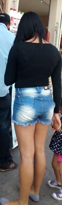 Moreninha gostosa de shorts jeeans
 #90849103