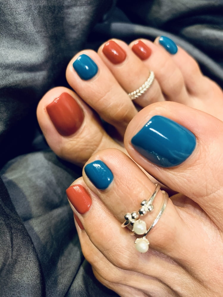 Esposa asiática pies y anillos de dedo del pie y tobilleras
 #104028919