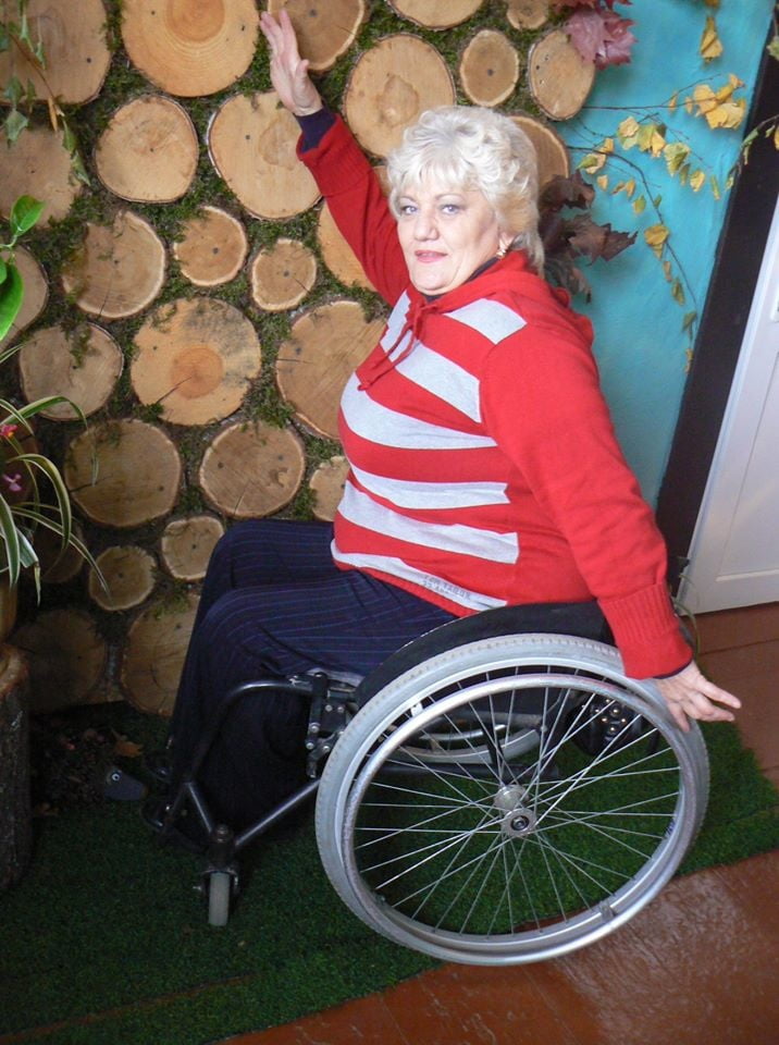 Señora rusa de la polio en su silla de ruedas
 #96949971