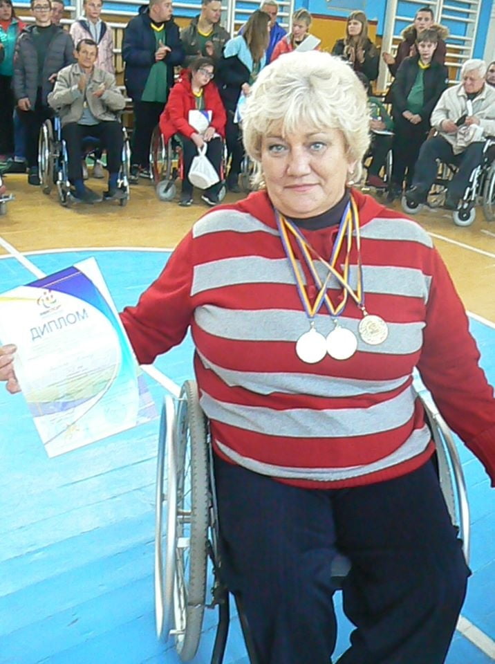 Russische Polio-Dame in ihrem Rollstuhl
 #96949972