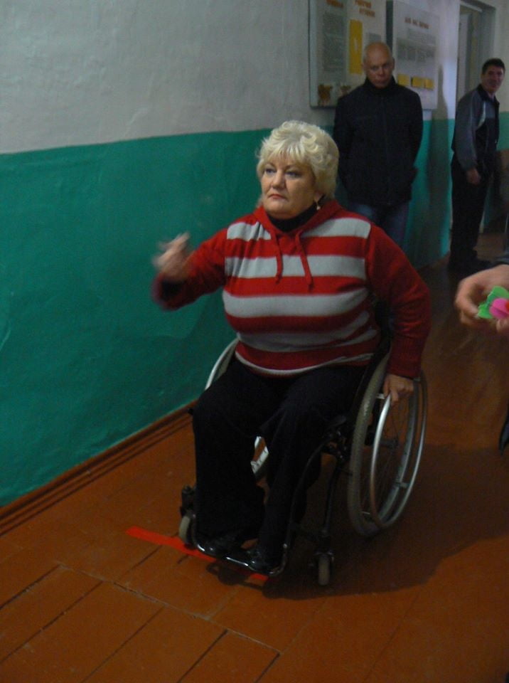 Russische Polio-Dame in ihrem Rollstuhl
 #96949973