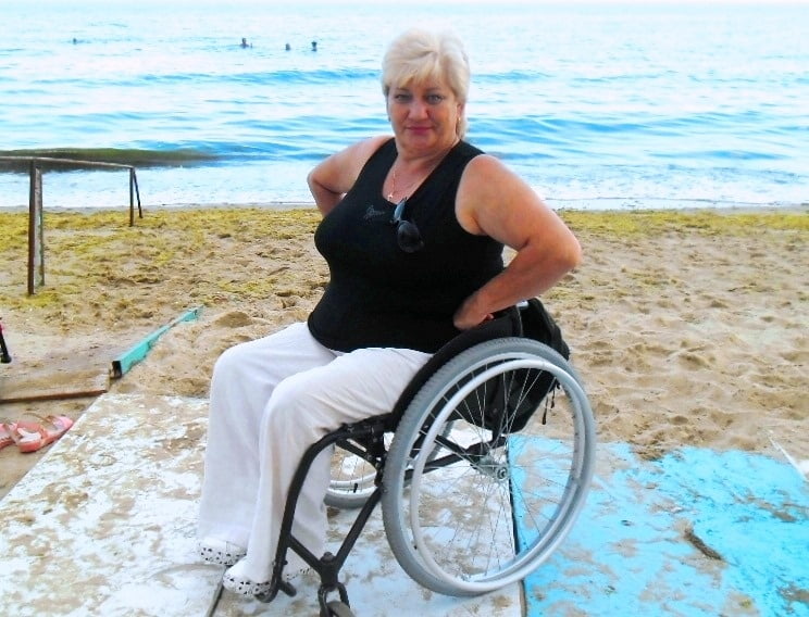 Russische Polio-Dame in ihrem Rollstuhl
 #96949976