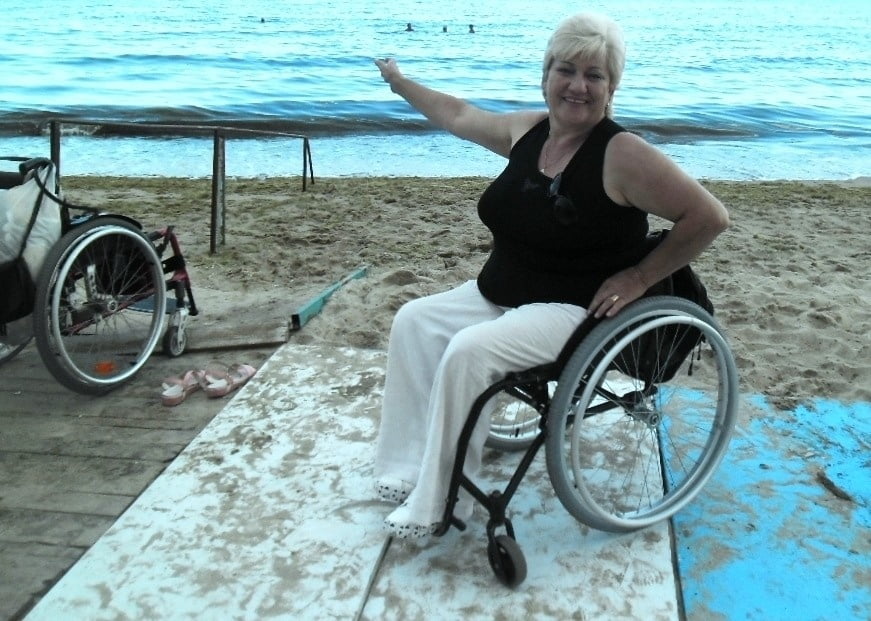 Polio signora russa nella sua sedia a rotelle
 #96949977