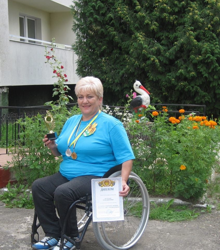 Russische Polio-Dame in ihrem Rollstuhl
 #96949978