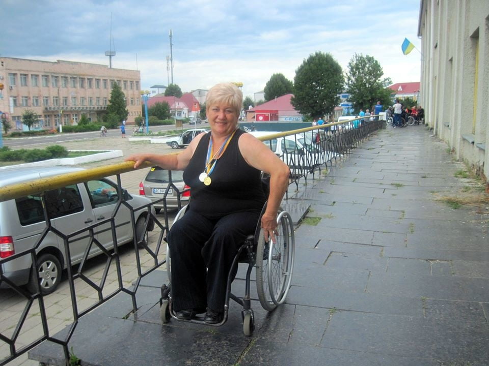 Russische Polio-Dame in ihrem Rollstuhl
 #96949979