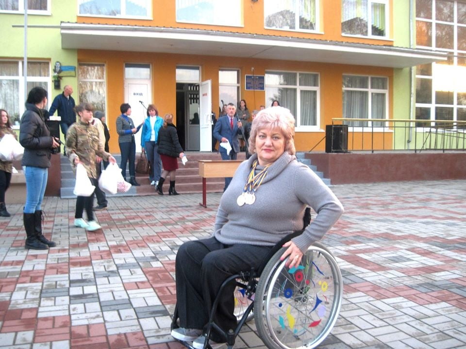 Russische Polio-Dame in ihrem Rollstuhl
 #96949984