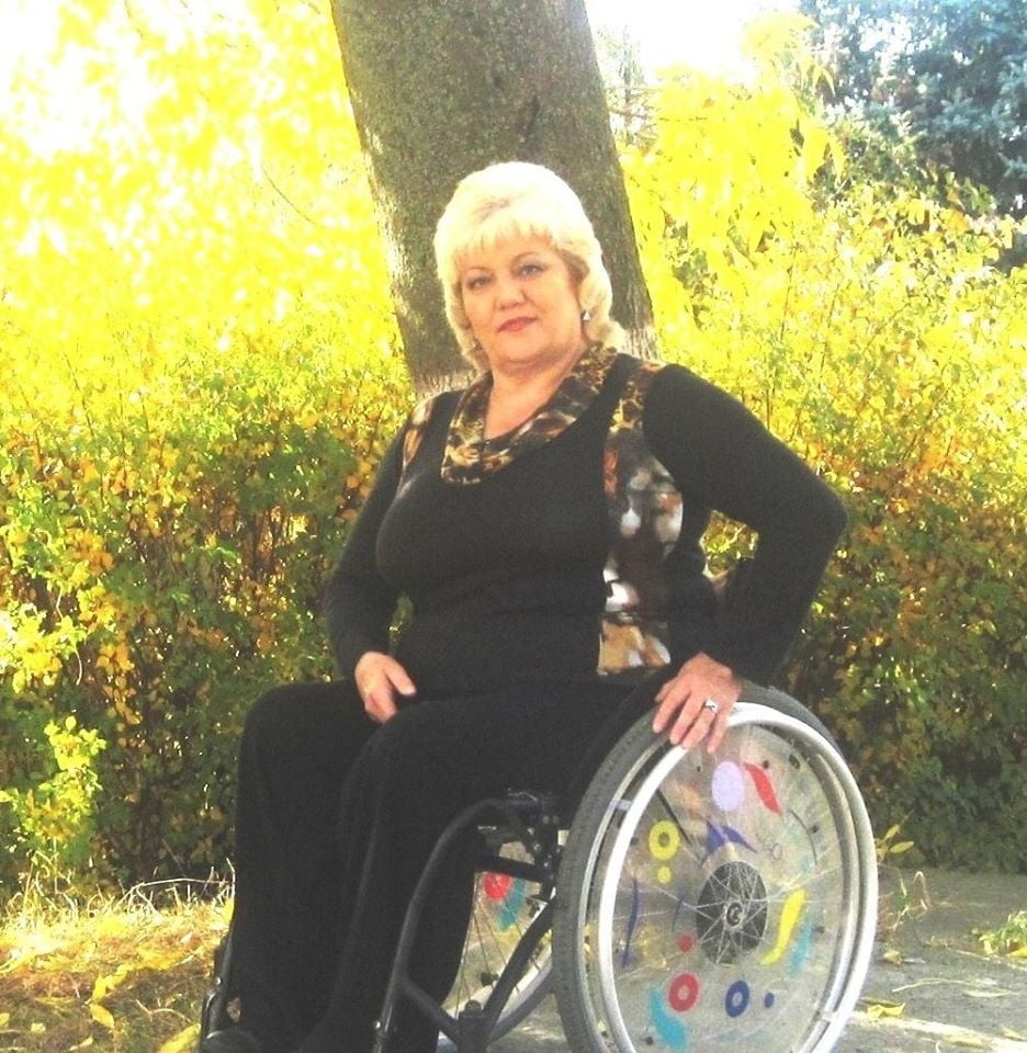 Russische Polio-Dame in ihrem Rollstuhl
 #96949985