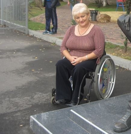 Russische Polio-Dame in ihrem Rollstuhl
 #96949987