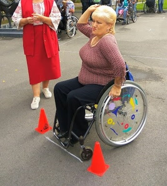 Russische Polio-Dame in ihrem Rollstuhl
 #96949988