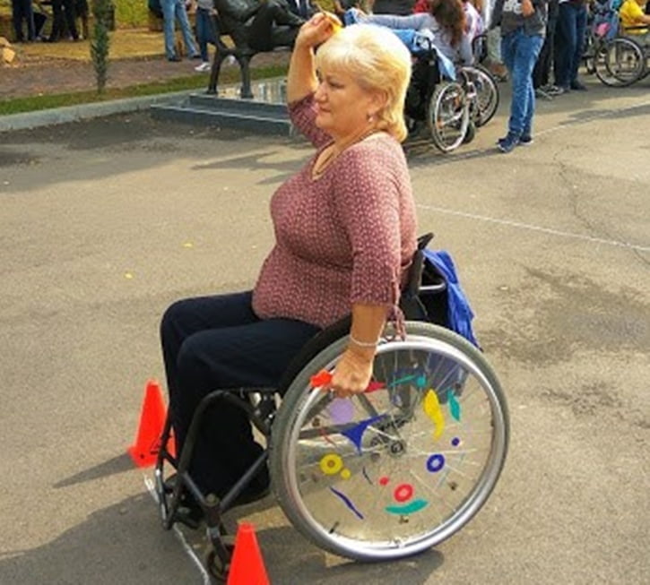 Polio signora russa nella sua sedia a rotelle
 #96949989