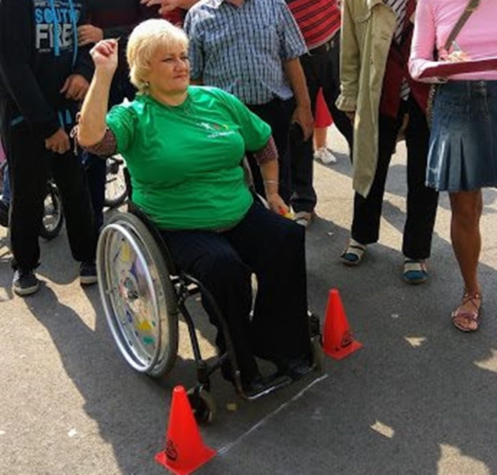 Polio signora russa nella sua sedia a rotelle
 #96949990