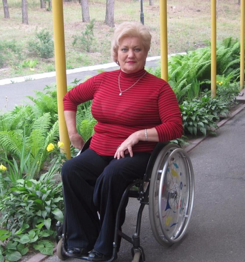 Russische Polio-Dame in ihrem Rollstuhl
 #96949991