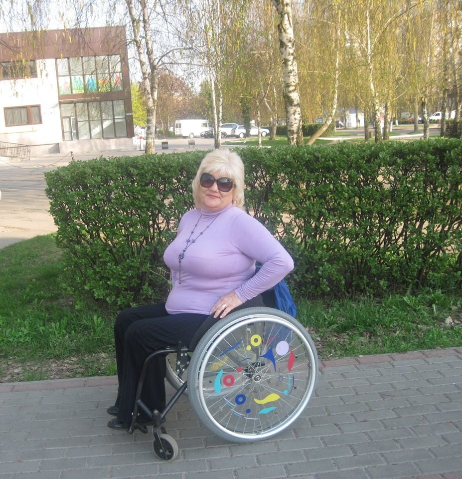 Russische Polio-Dame in ihrem Rollstuhl
 #96949992