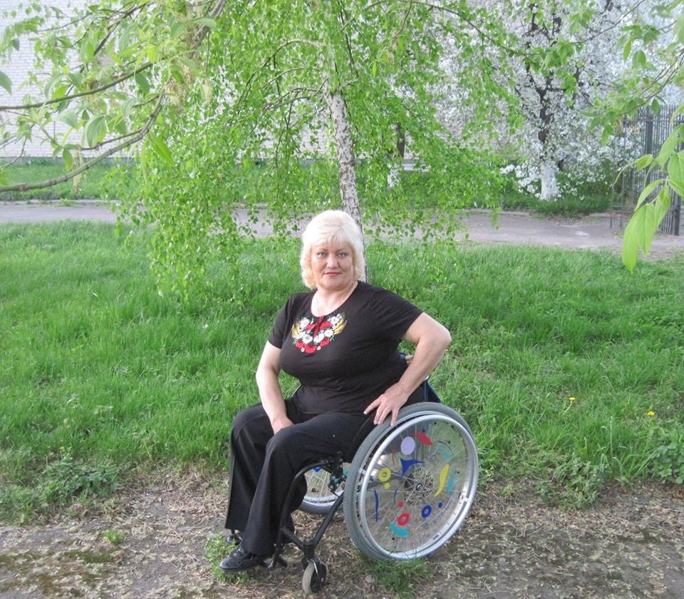 Russische Polio-Dame in ihrem Rollstuhl
 #96949993