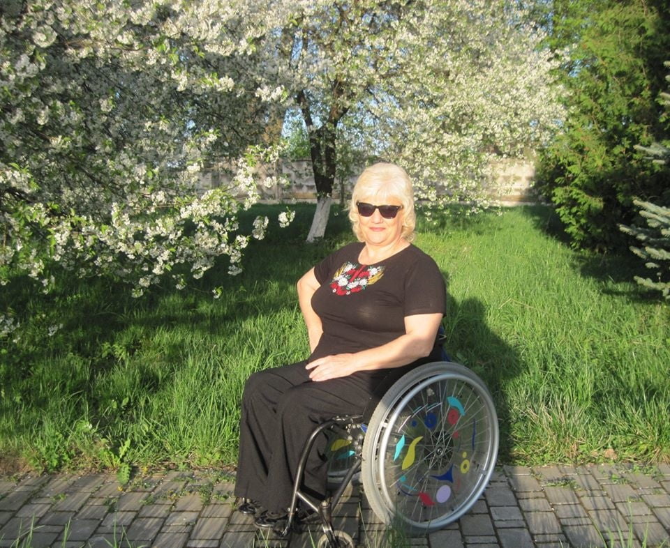 Polio signora russa nella sua sedia a rotelle
 #96949994