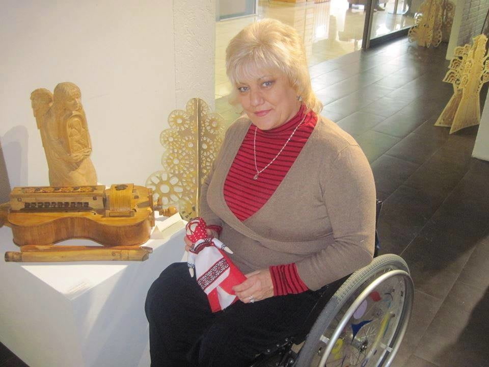 Polio signora russa nella sua sedia a rotelle
 #96949999