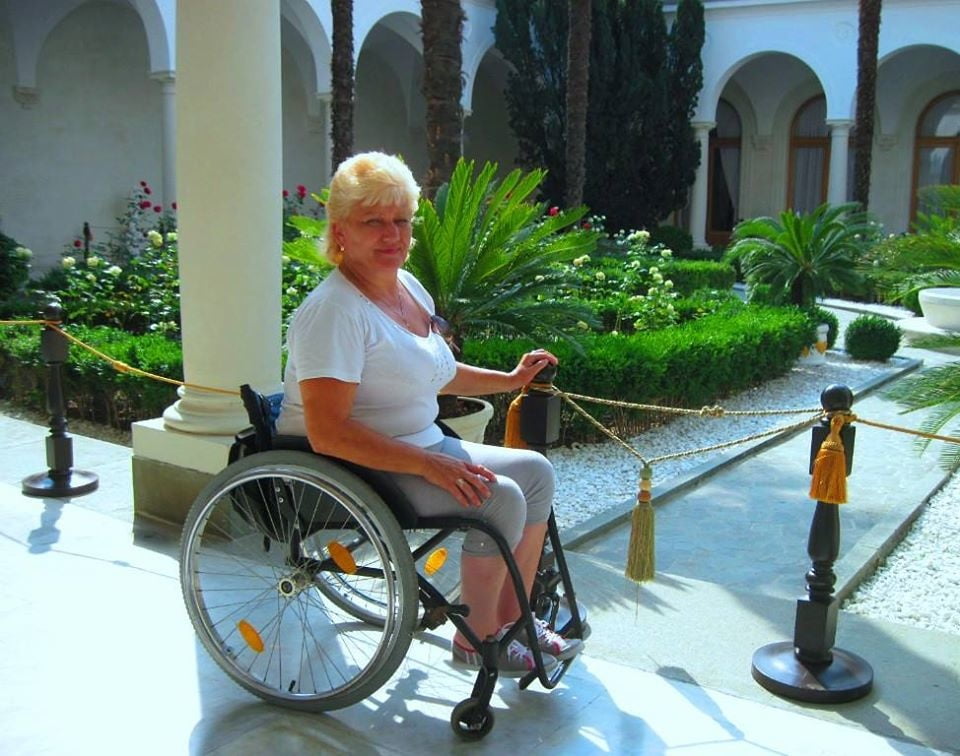 Russische Polio-Dame in ihrem Rollstuhl
 #96950000