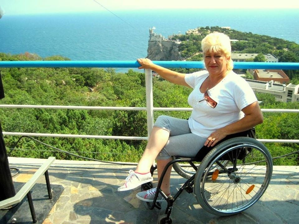 Polio signora russa nella sua sedia a rotelle
 #96950001