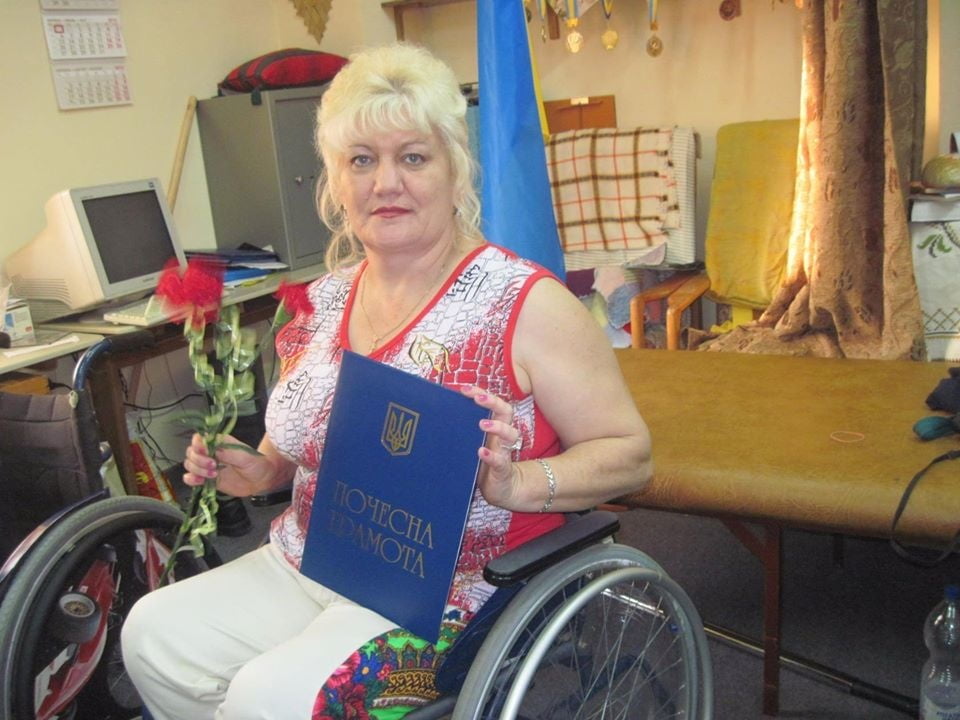 Russische Polio-Dame in ihrem Rollstuhl
 #96950002