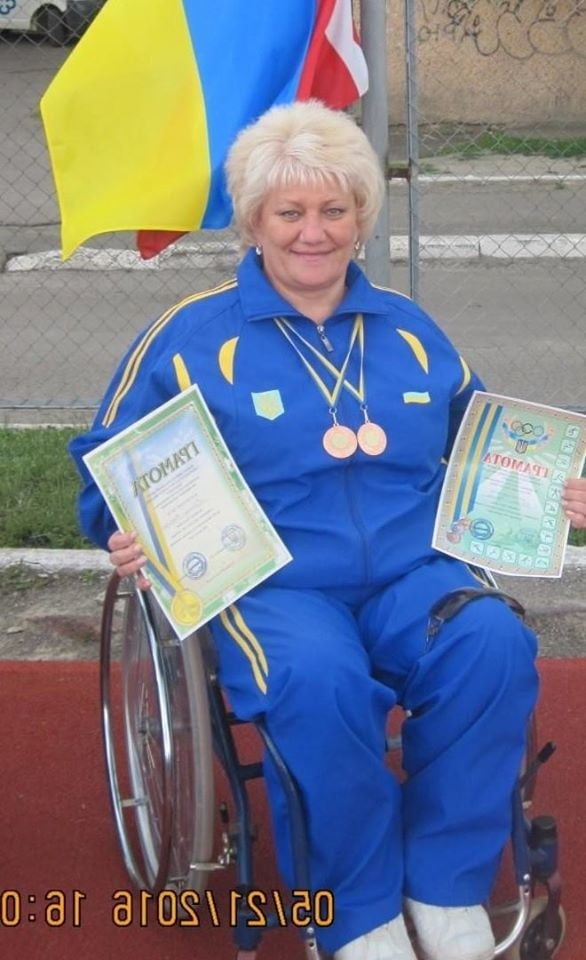 Russische Polio-Dame in ihrem Rollstuhl
 #96950004