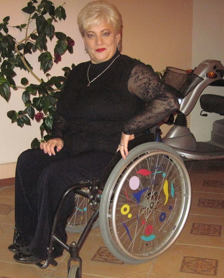 Russische Polio-Dame in ihrem Rollstuhl
 #96950005