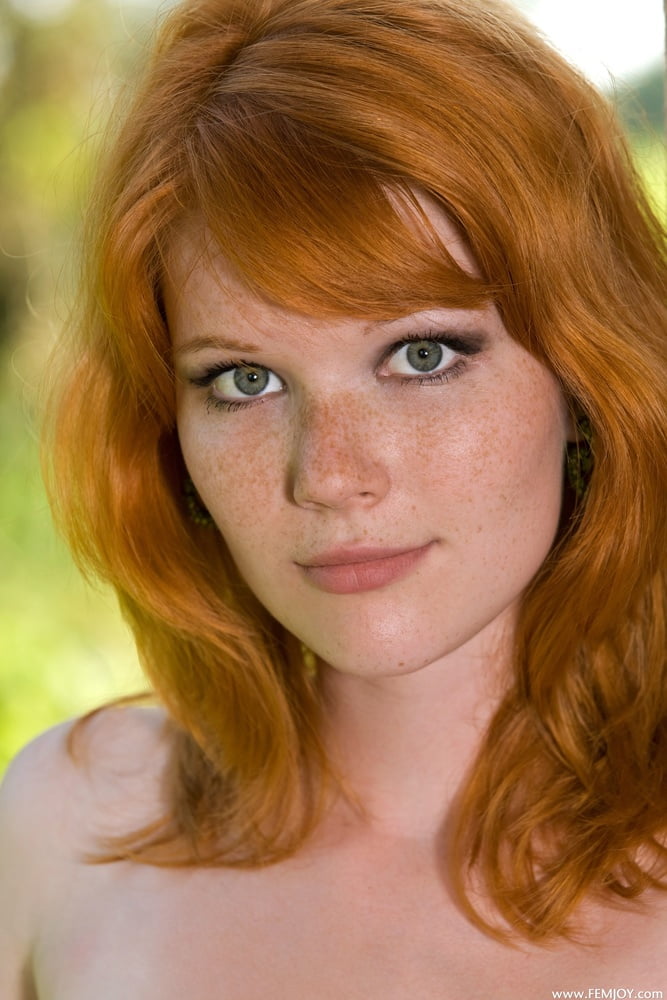 Red Head girl chatte rasée
 #106221933