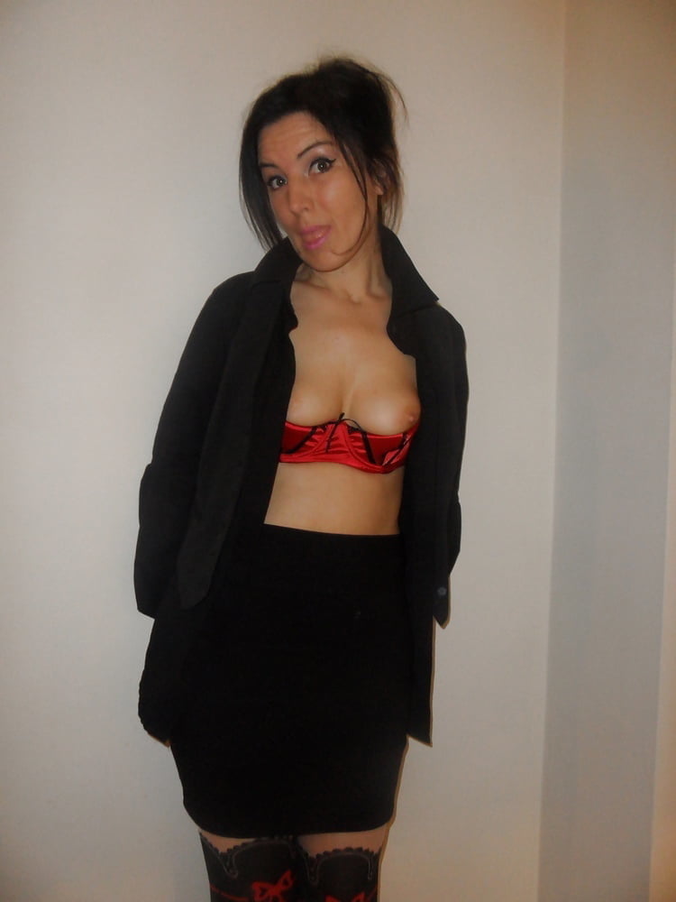 AMATEUR BRUNETTE POSING #90585788