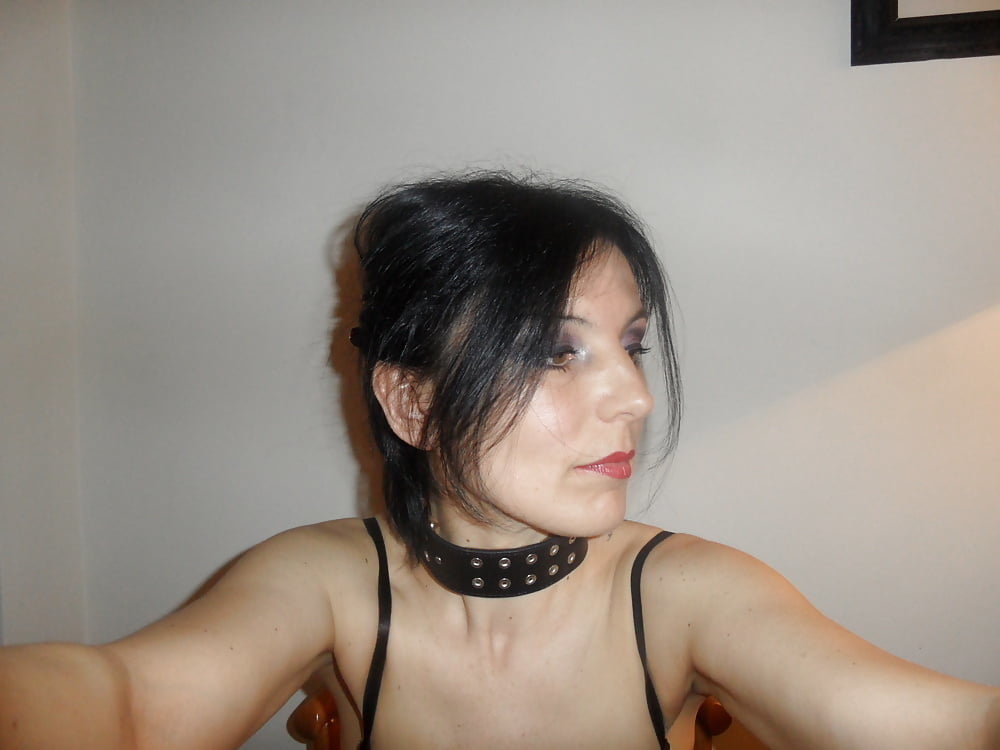 AMATEUR BRUNETTE POSING #90585822