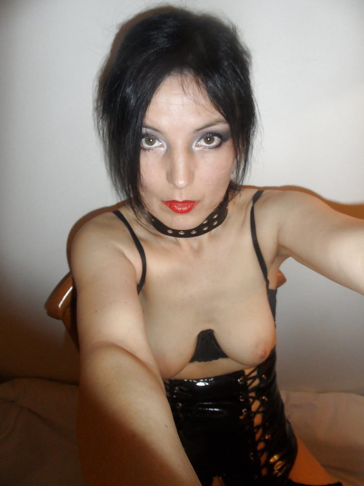 AMATEUR BRUNETTE POSING #90585866
