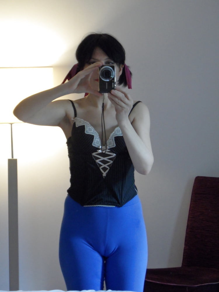 AMATEUR BRUNETTE POSING #90586056