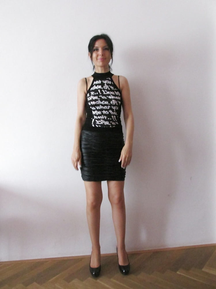 AMATEUR BRUNETTE POSING #90586068