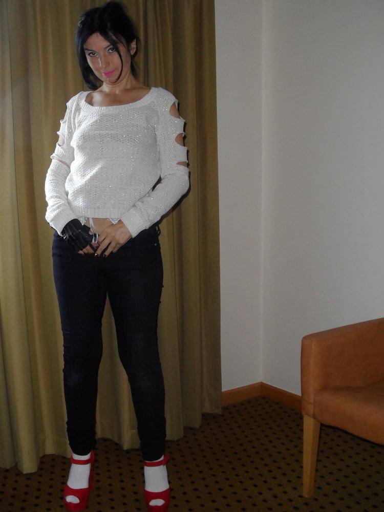 AMATEUR BRUNETTE POSING #90586342