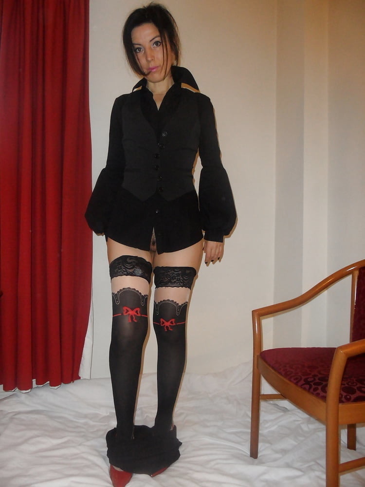 AMATEUR BRUNETTE POSING #90586584